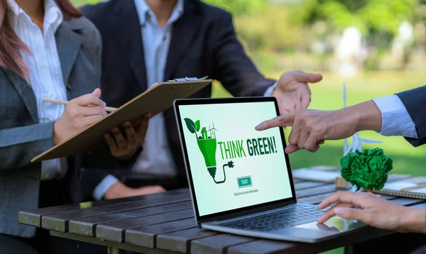 Група Азіатських Бізнесменів Планує Екологічно Чистий План Розвитку Екрані Ноутбука — стокове фото