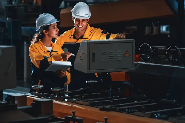 Yrkesinspektör För Kvalitetskontroll Utför Säkerhetsinspektioner Stålmaskiner Och Tillverkningsprocesser Fabriksingenjör Eller — Stockfoto