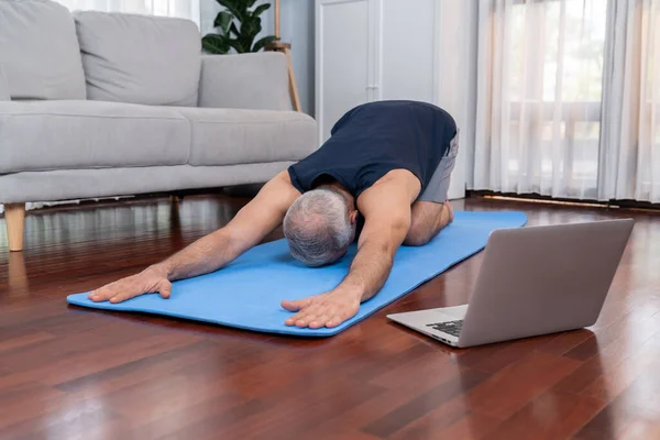 Homme Âgé Vêtements Sport Faisant Yoga Posture Méditation Sur Tapis — Photo