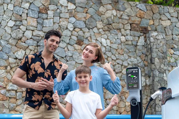 Vacaciones Viaje Familia Con Vehículo Eléctrico Encantadora Familia Recarga Coche — Foto de Stock