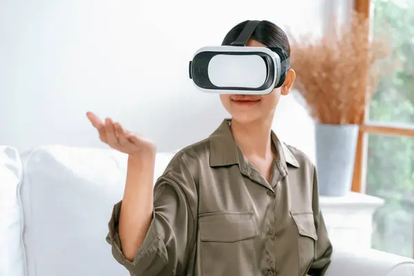 年轻女性使用虚拟现实Vr在家里咯咯地笑着 以获得网上购物体验 虚拟现实Vr创新优化为数字娱乐生活方式 — 图库照片
