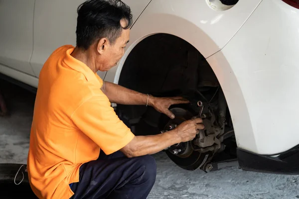 Mecânico Trabalhador Mudando Roda Carro Oficina Reparação Automóveis Trabalhador Serviço — Fotografia de Stock
