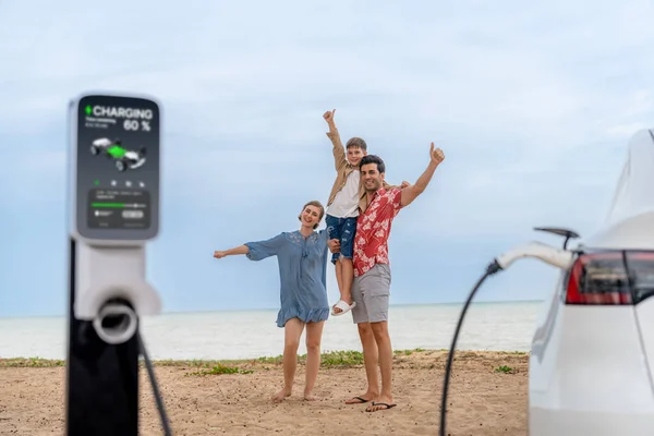 Viaggio Famiglia Viaggiando Spiaggia Con Auto Elettrica Eco Friendly Bella — Foto Stock