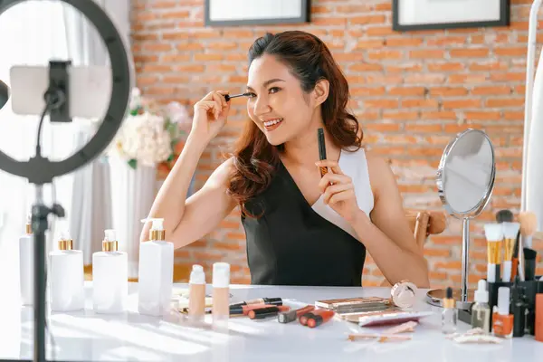 Asian Woman Influencer Shoot Live Streaming Vlog Video Review Makeup — Stock Photo, Image