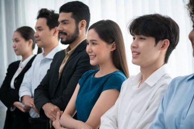 Mutlu ve gülümseyen çok ırklı ofis çalışanı, sinerjiyi ve ticari başarı için işbirliğini destekleyen bir kuyrukta el ele tutuşuyor. Modern işyerinde çeşitli profesyonel ofis çalışanları arasında bağ var. Uyum