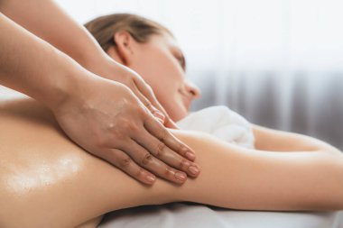 Kapalı alan kadın müşteri stres önleyici spa masajını yapmaktan zevk alıyor ve lüks otel ya da oteldeki gündüz açık hava güzellik salonunda güzellik teniyle eğleniyor. Sessiz.