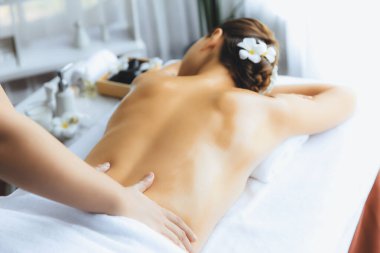 Kafkasyalı kadın müşteri stres önleyici spa masajının keyfini çıkarıyor ve lüks otel ya da oteldeki gündüz açık ortam güzellik salonunda güzellik teniyle eğleniyor. Sessiz.