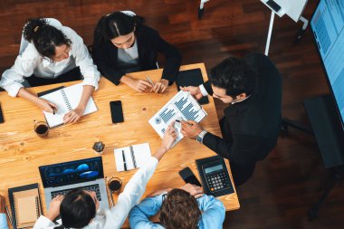 Toplantı masasındaki finansal veri raporlarını analiz eden çeşitli iş analist gruplarının geniş görüşü. İş zekası analizine göre çizelge ve grafik paneli. Çok titiz.
