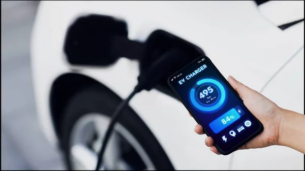 Smartphone Exibir Status Bateria Aplicação Móvel Inteligente Enquanto Carro Recarregar — Fotografia de Stock
