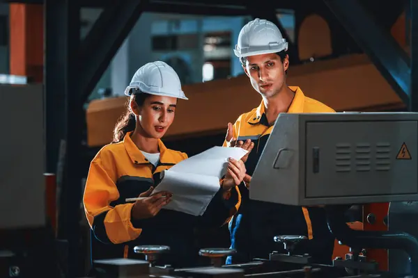 专业的质量控制检查员对钢结构和生产工艺进行安全检查 重工业设施中的工厂工程师或操作员进行优化 — 图库照片