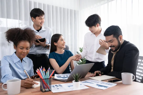 Diverse Collega Vieren Succes Met Handdruk Teamwork Werkplek Multicultureel Team — Stockfoto