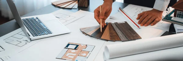 ワークステーションテーブルのインテリアアーキテクトデザイナーは 家のインテリア青写真を設計し ムードボードのサンプルを選択します 家の改装やデザインコンセプトのための創造的な手描きスケッチ計画 — ストック写真
