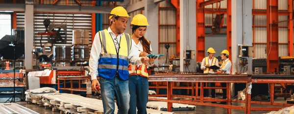 管理職およびエンジニアのための工場は鋼鉄機械および重い産業材料プロダクト質の点検をします 金属板は機械の安全を用いる工場を製造します パノラマ実行 — ストック写真