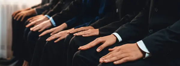 Aziatische Sollicitant Wachtend Lijn Met Goede Manieren Hand Gebaar Identieke — Stockfoto