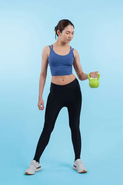 Krachtige Energieke Vrouw Doet Kettlebell Gewicht Heffen Oefening Geïsoleerde Achtergrond — Stockfoto
