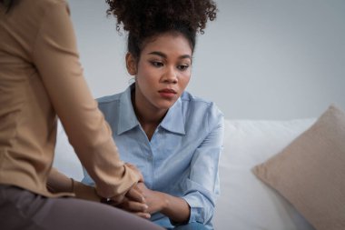 Travma sonrası stres bozukluğu olan üzgün bir kadın psikoloğu, depresyon ya da kalp yetmezliğinden sonra üzüntülü bir ruh sağlığı terapisi görüyor. Hayal kırıklığına uğramış genç bir kadın klinikteki duygular hakkında bir psikologla konuşuyor.