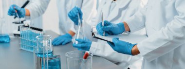 Kendini adamış bir grup bilim adamı kimyasal deneyler ve tıp laboratuarında aşı ilacı veya antibiyotiği geliştirmek için çığır açan bir araştırma yürütüyorlar. İlaç ve biyokimya laboratuvarı. Neoterik