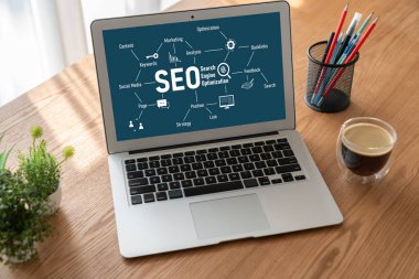 Model e-ticaret için SEO arama motoru optimizasyonu ve bilgisayar ekranında gösterilen çevrimiçi perakende işi