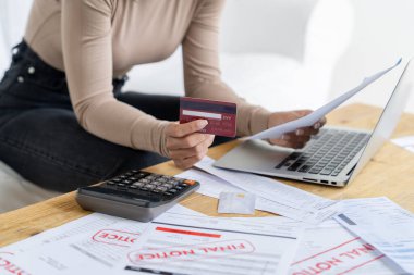 Stresli genç kadının kredi kartı borçlarıyla ilgili mali sorunları var. Kötü kişisel para ve mortgage ödeme yönetimi krizi kavramını çok önemli ölçüde karşılıyor. Üzgün ve mutsuz