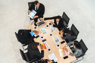 İş adamları grup toplantısı ofiste yukarıdan çekildi. İş kadınları, iş adamları ve ofis çalışanları toplantı masasında proje planlama belgeleriyle takım konferansında çalışıyorlar. Jivy