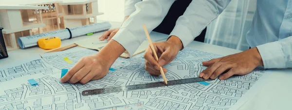 Arbetstagar Arkitekt Och Ingenjörsarbete Fastighetsbyggnadsprojekt Planering Med Kartografi Och Fastighetskarta — Stockfoto