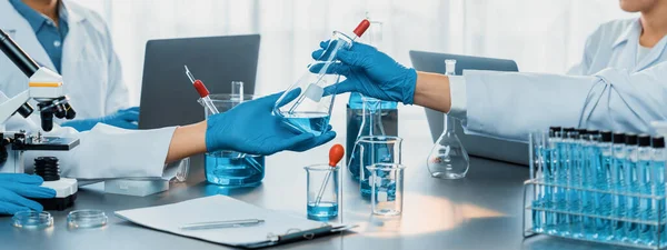 Група Спеціалізованих Вчених Проводить Хімічні Експерименти Дослідження Медичній Лабораторії Новаторський — стокове фото
