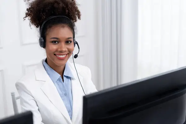 アフリカ系アメリカ人ビジネスマンは 遠隔地の重要な顧客や同僚をサポートするためにオフィスで働くヘッドセットを着用しています コールセンター テレマーケティング カスタマーサポートエージェントがビデオ通話サービスを提供 — ストック写真