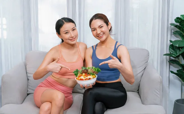 Junge Sportliche Asiatinnen Sportkleidung Halten Eine Salatschüssel Voller Obst Und — Stockfoto