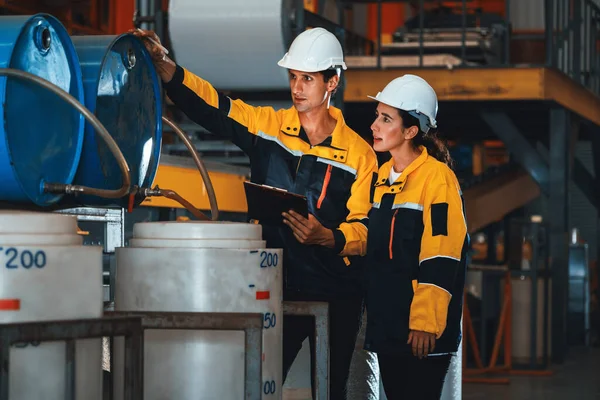 Δύο Εργαζόμενοι Στο Εργοστάσιο Μηχανικοί Διενεργούν Επαγγελματική Επιθεώρηση Στη Μηχανή — Φωτογραφία Αρχείου