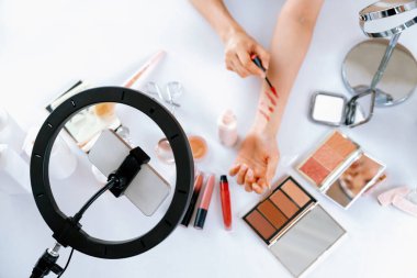 Güzellik blogcusunun ya da nüfuzlu kişinin üst görünümü çevrimiçi canlı yayın platformunda sosyal medya pazarlamasını ya da öğretim elemanlarını görüntüler.