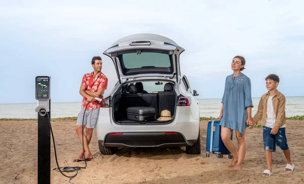 Viaggio Famiglia Vacanza Sulla Spiaggia Con Auto Elettrica Bella Famiglia — Foto Stock