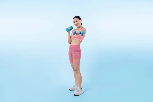精力充沛的女人在孤立的背景下做哑铃举重运动 作为体能训练常规的年轻亚洲女运动员力量和耐力训练课程 — 图库照片