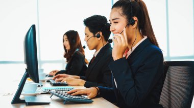 Ofiste çalışan kulaklık takan işadamları uzak müşteri ya da meslektaşlarını desteklemek için çalışıyorlar. Çağrı merkezi, tele pazarlama, müşteri destek acentesi telefon görüşmesinde hizmet sağlıyor. Jivy