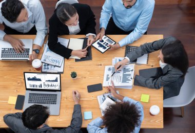 Üst düzey çok ırklı analiz ekibi, stratejik karar için finansal verileri analiz etmek amacıyla dizüstü bilgisayarda BI gösterge ekranını kullanıyor. Fintech pazarlama göstergelerini analiz ediyor. Uyum