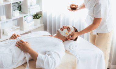 Kaplıca salonunun sakin atmosferi, insan müşterisi modern gün ışığında lüks yüz kremi masajıyla kendini yenileme zevkine kapılıyor. Yüz bakımı ve güzellik konsepti. Sessiz.