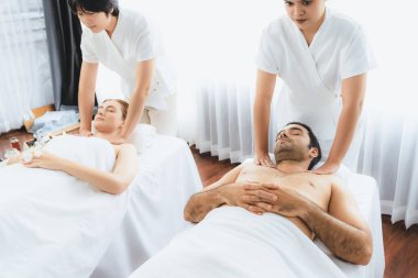 Kafkas çift müşterisi stres önleyici spa masajının keyfini çıkarıyor ve lüks otel veya oteldeki gündüz açık hava ortamında güzellik teniyle eğleniyor. Sessiz.