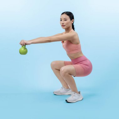 Dinç, enerjik bir kadın izole edilmiş arka planda ağırlık kaldırma egzersizi yapıyor. Genç atletik Asyalı kadın dayanıklılığı ve dayanıklılık eğitimi rutin vücut egzersizi..