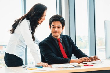 İki iş adamı toplantı odasında proje stratejisi hakkında konuşuyor. İş adamı, iş yerinde iş arkadaşlarıyla proje planlamasını tartışırken aynı zamanda mali raporla ilgili sohbet ve tavsiyelerde bulunuyor. Jivy
