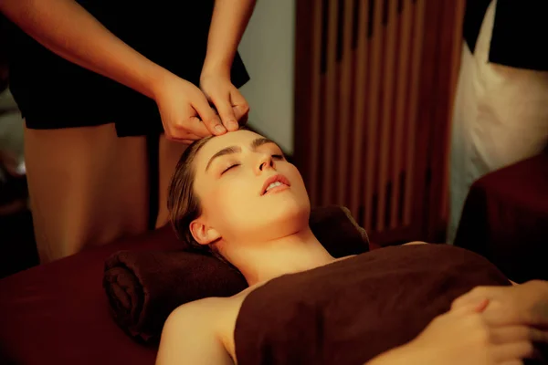 Kaukasiske Kvinde Nyder Afslappende Stress Hoved Massage Forkælelse Ansigts Skønhed - Stock-foto