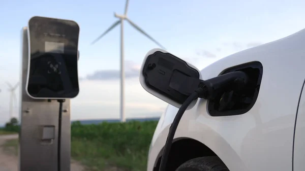 Çevreyi Korumak Için Rüzgar Türbininden Yeşil Yenilenebilir Enerjiyle Çalışan Şarj — Stok fotoğraf