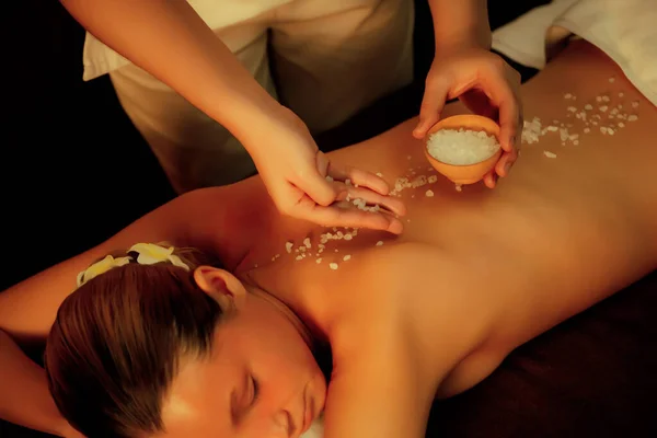 Vrouwelijke Klant Die Peeling Behandeling Luxe Spa Salon Met Warmte — Stockfoto