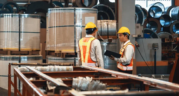 Asian Engineer Team Conduct Inspection Industrial Steel Metal Highest Quality — Stock Photo, Image