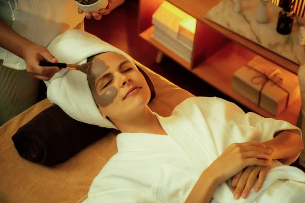 Ambiance Sereine Salon Spa Cliente Délecte Rajeunir Avec Massage Crème — Photo
