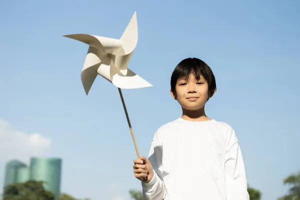 Маленький Азіатський Хлопчик Який Тримає Модель Макетів Вітрових Або Вітрових — стокове фото