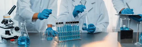 Gruppe Engagierter Wissenschaftler Führen Chemische Experimente Medizinischen Labor Durch Indem — Stockfoto