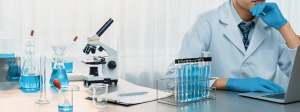 Científico Llevar Cabo Experimentos Químicos Investigación Laboratorio Médico Como Desarrollo —  Fotos de Stock