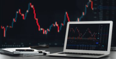 Borsa analitik hisse senedi yatırımcıları için monitör ekranında. Bilgisayar, dinamik finansal veri grafiğiyle online borsa, veri indeksi ve istatistikleri gösteriyor. Önde.