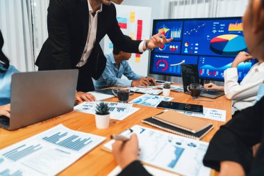 Finansal veri raporunu analiz eden çeşitli bir grup iş analisti. Mali veri analiz çizelgesi ve grafik paneli stratejik pazarlama planlama için toplantı odasında TV ekranında. Habiliment