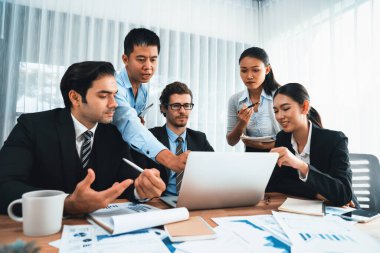 Ofis masasındaki finansal veri raporlarını analiz eden çeşitli bir grup iş analisti. Stratejik pazarlama planlaması için iş istihbarat analizine göre grafikler ve grafikler.