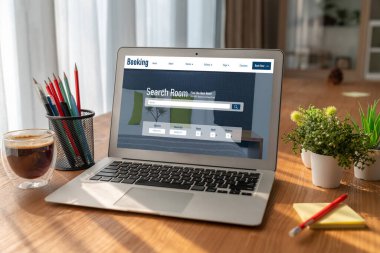 Çevrimiçi otel konaklama rezervasyon sitesi mod rezervasyon sistemi sağlar. Seyahat teknolojisi kavramı .